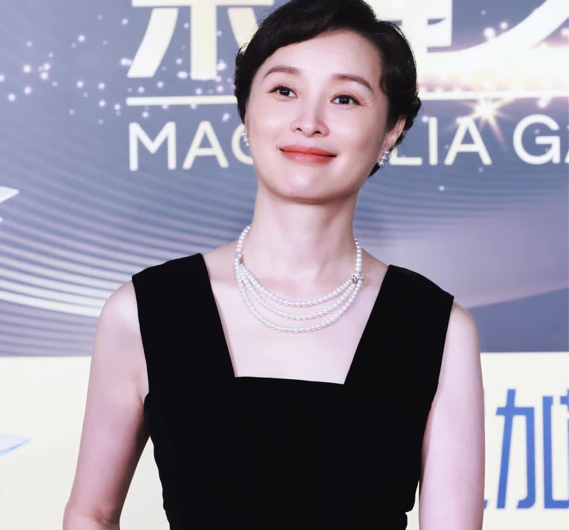 有个事儿
我憋了挺久，
我发现吴越有一个严重的问题，那就是她一直没有结婚生孩