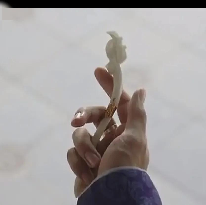 《锦绣芳华》第七集，何惟芳与蒋长扬继续上演虐心感情戏。
何惟芳看到雪溪对蒋长扬的