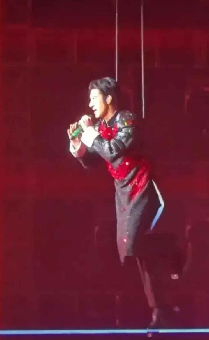 王力宏演唱会踩空差点摔下舞台
5月2日晚，王力宏在杭州举办“最好的地方”巡回演唱