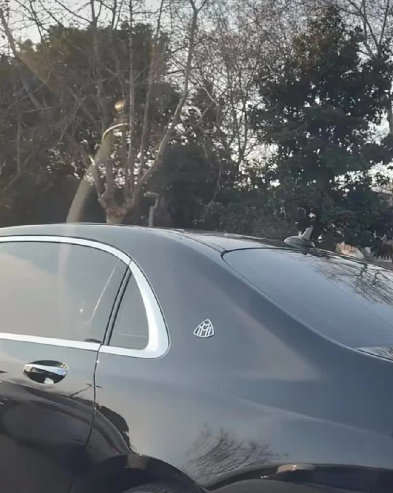 哇！这不是迈巴赫吗？
今天打车出门坐在后排，车子走着走着，我正好往窗外一抬头，
