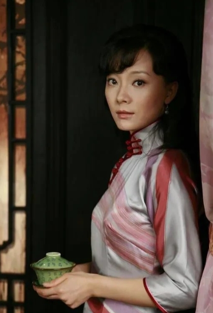 2011年，陈数选择在事业巅峰结婚，她成了一个5岁男孩的后妈。陈数将他视为己出，