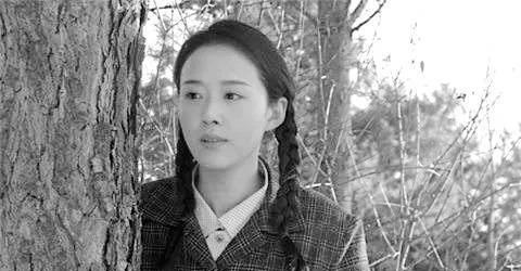 1978年，女知青李明娅抛下丈夫和女儿返城。返城前夜，她解开衣扣说道：“宝才哥，