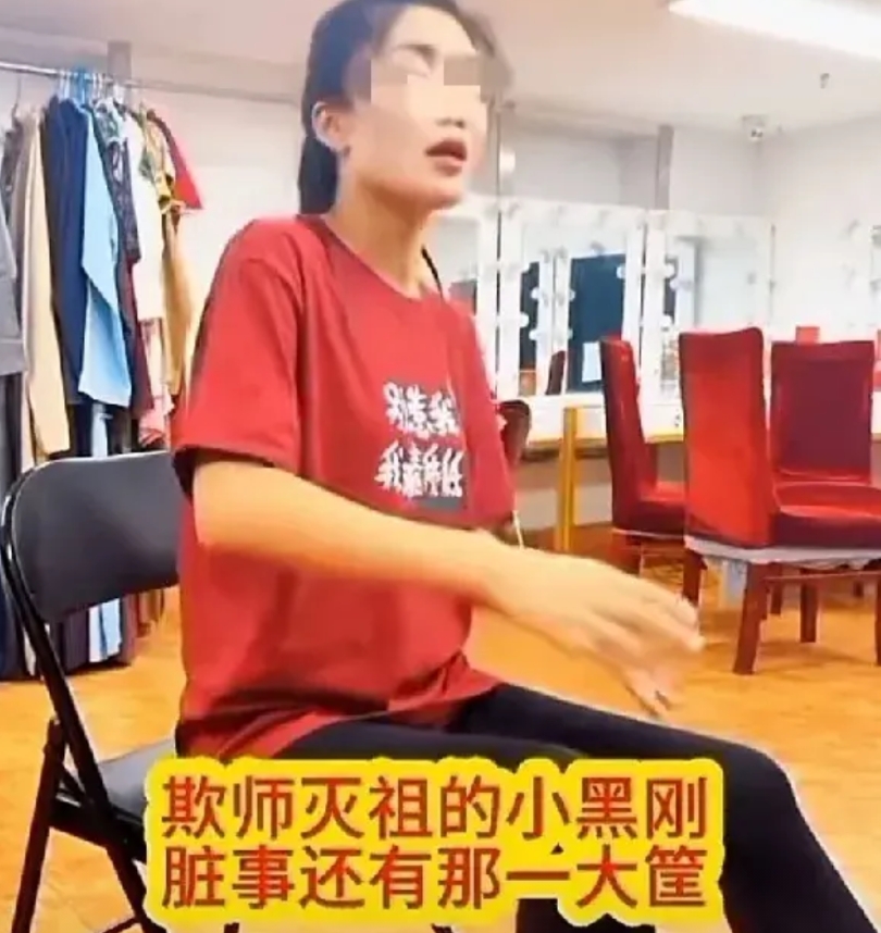 让哥媳妇骂郭德纲，要大红大紫！
这是那谁的媳妇儿最近在网上频频露脸，主要是利用黑