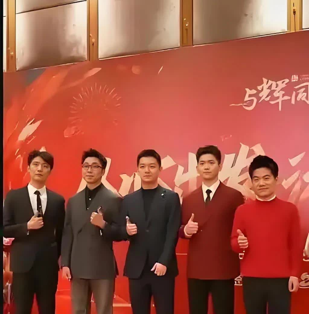 长得帅可真好啊！
甘肃之旅时，董董穿着一身带有剪纸元素的红衣，那模样，活脱脱就