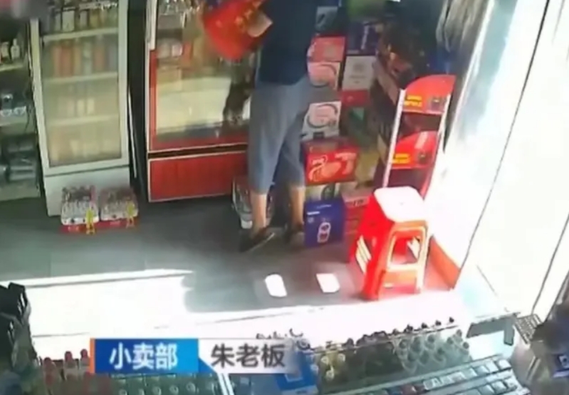 必须严惩！合肥，女子经营的便利店被烟草局查出两条假烟，但女子却大喊冤枉，随后查看