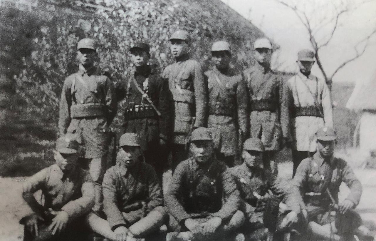 1942年新四军3师警卫班，张爱萍摄影