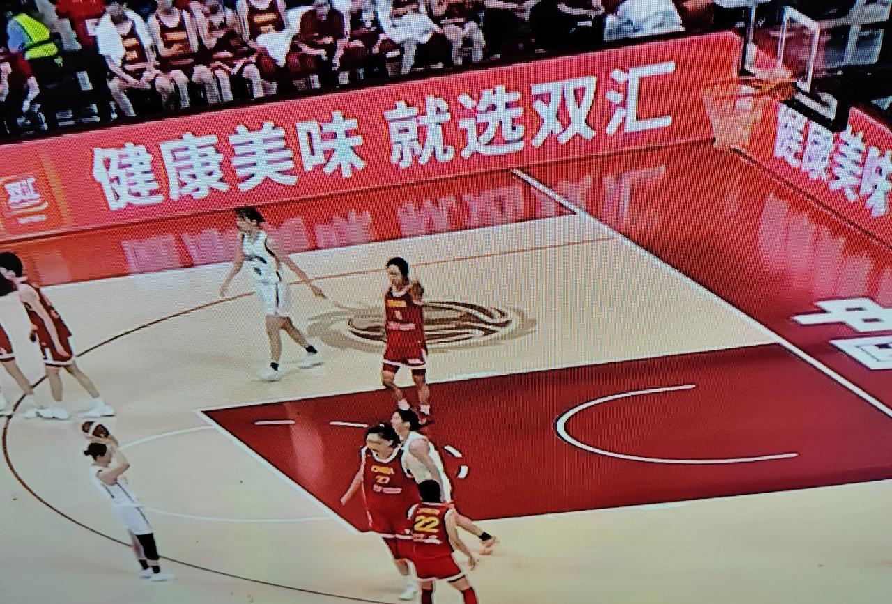 下半场开始，首先人员跟上半场一样，张茹投二分，赛前，李梦粉丝暂时不在国家队，对宫