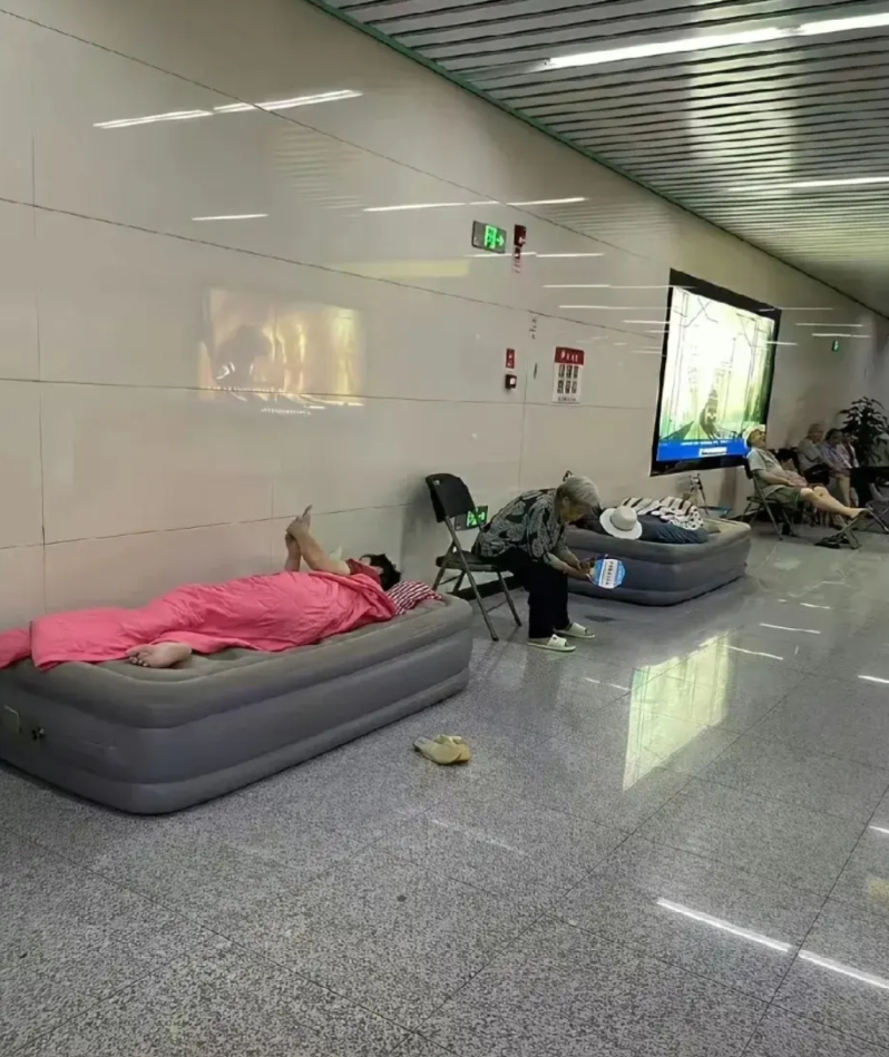 地铁里睡觉，这就离谱到家了，是包容还是越界？
 
最近被地铁这幕惊到：充气床、被