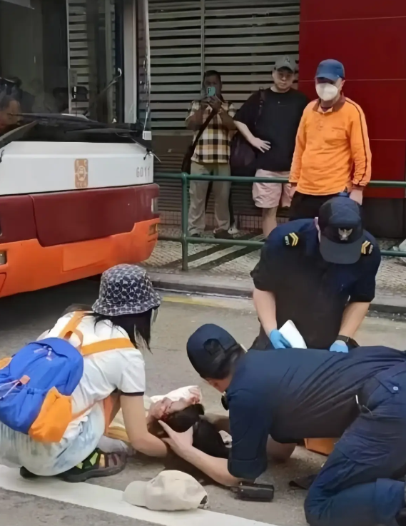澳门“冷酷”的交通法规，反倒赢得了大片叫好声！

两名内地女子到澳旅游，横穿马路