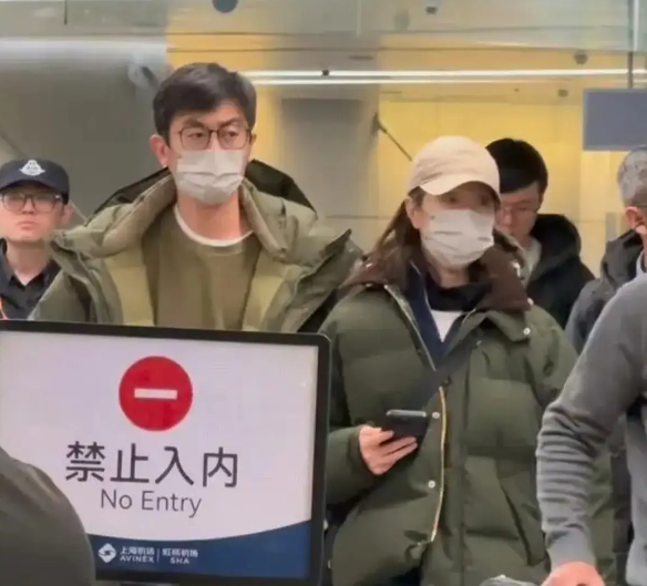 朱亚文否认离婚后，与老婆十指相扣同框现身机场，如此恩爱的场面，让离婚的谣言不攻自