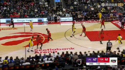 被针对？詹姆斯频繁找裁判要犯规！
图1：脱手后不满，看向替补席要挑战摊手；图2：