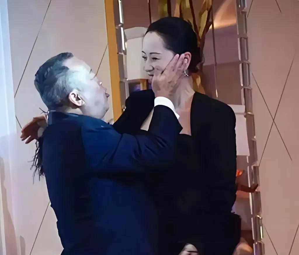 当女艺人碰上这样的男人时，该怎么去应对呢？
马上翻脸，显然不是最佳的做法，毕竟娱