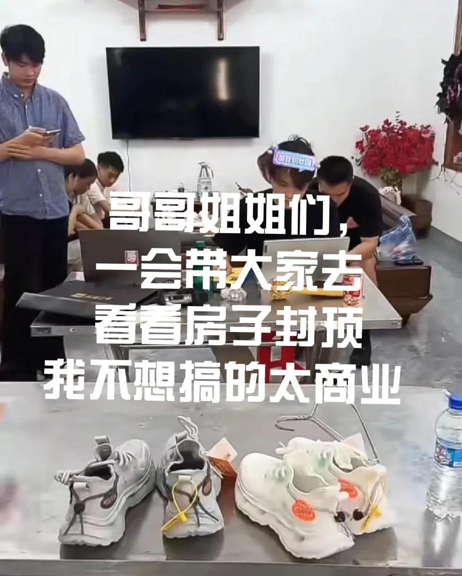 小松借着小叔房子封顶带货，还强调要“佛系卖货？”
昨天，小松和品牌方卖货，可忙坏