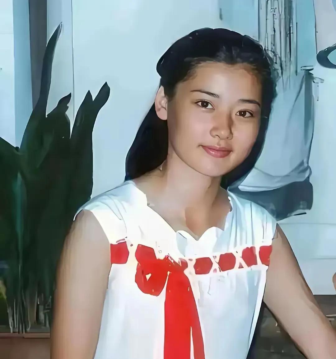 何赛飞是一位气质美貌并存的演员！
年轻时候的她，清秀明媚，气质不凡！
老了的何赛