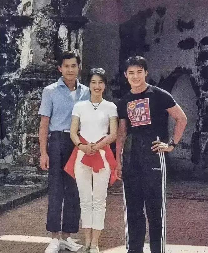 能把这张老照片里三个人认全，年龄不下50歲，我只认出了照片中的关咏荷和古天乐，那
