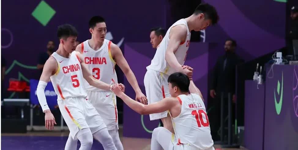 今晚中国男篮赢下韩国男篮的比赛，郭指导做的很好，就是当球员在场上表现不好时，就立