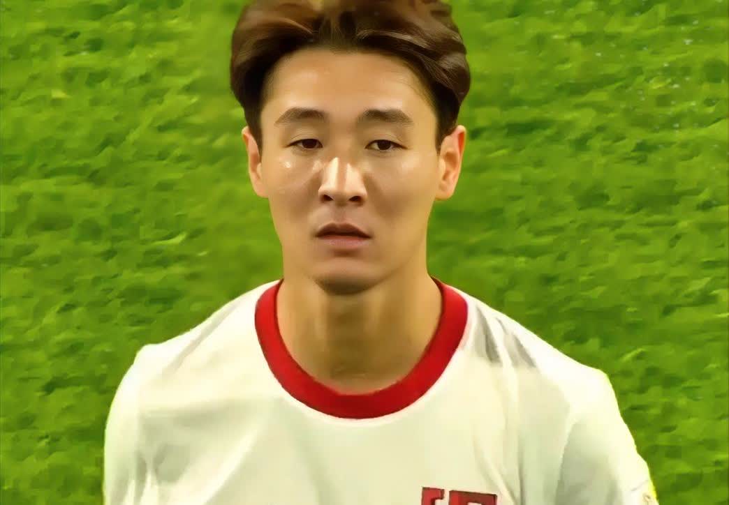 到现在都没搞明白，

天津球迷为什么要骂韦世豪。

首先，韦世豪没有在天