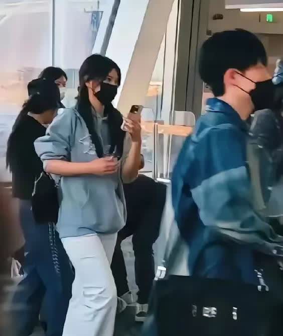 她是个谜
每次大头出现的地方她都会出现
她究竟是谁呢？