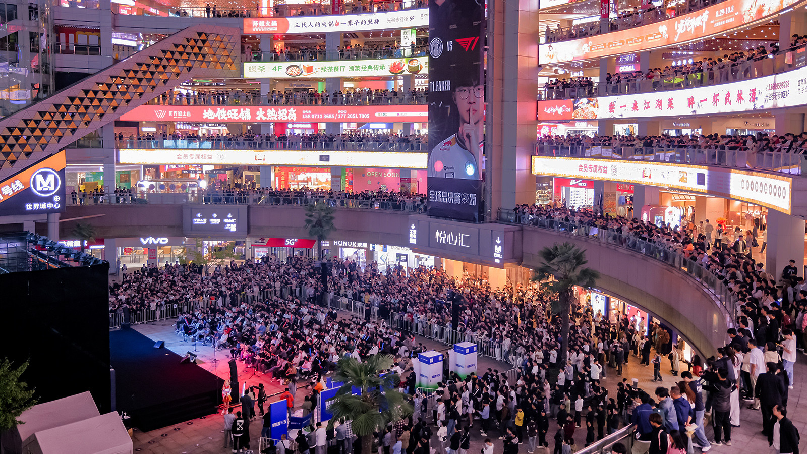 一场城市狂欢的青春操盘手