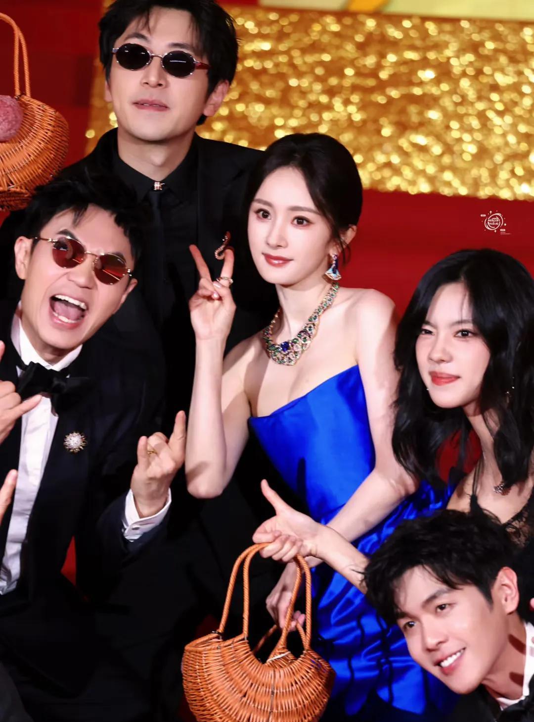 以后，麻烦大家在谈到“中国第一美女”时，请加上杨幂的名字！
中国的女明星，美得能