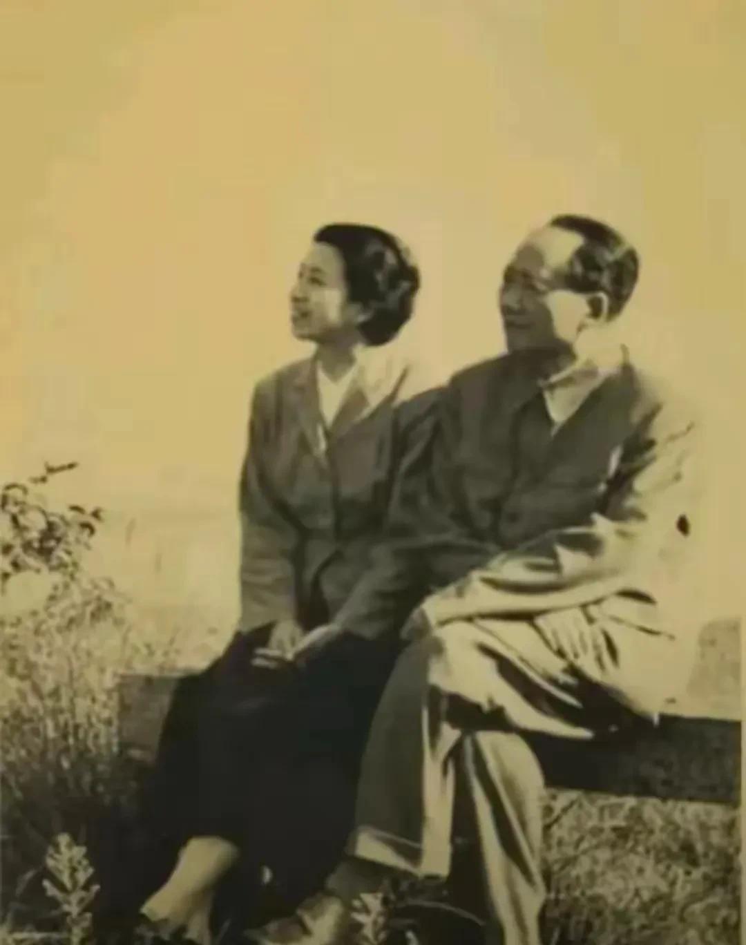 毛主席，宛如东方破晓时最璀璨的启明星，以其超凡的智慧和坚毅的领导力，指引着中国革