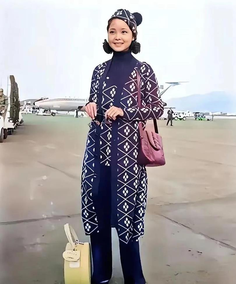 1970年
邓丽君17岁时，在台湾省桃园机场的影像，那的她已小有名气。