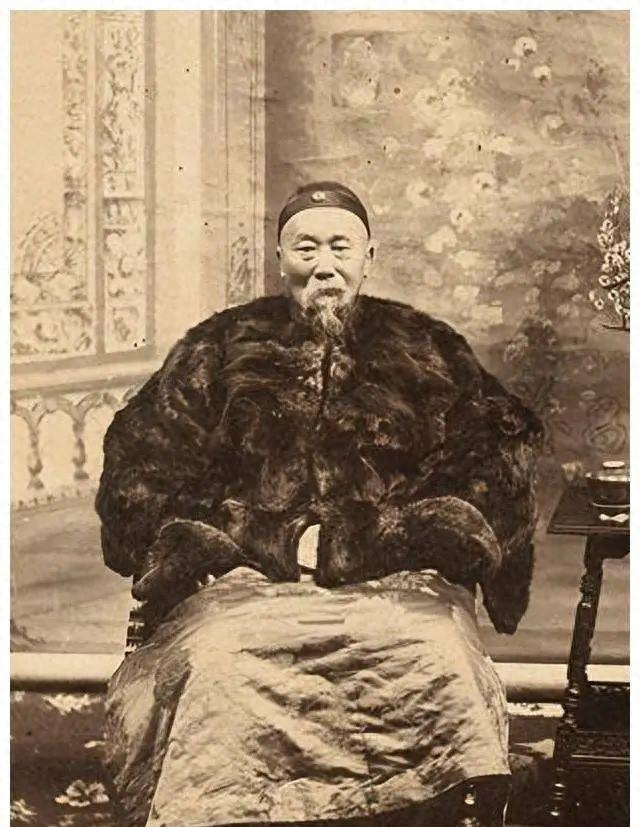 李鸿章官做得很大，官至直隶总督兼北洋大臣。性格却很火爆。研究者称他身上有一股“二
