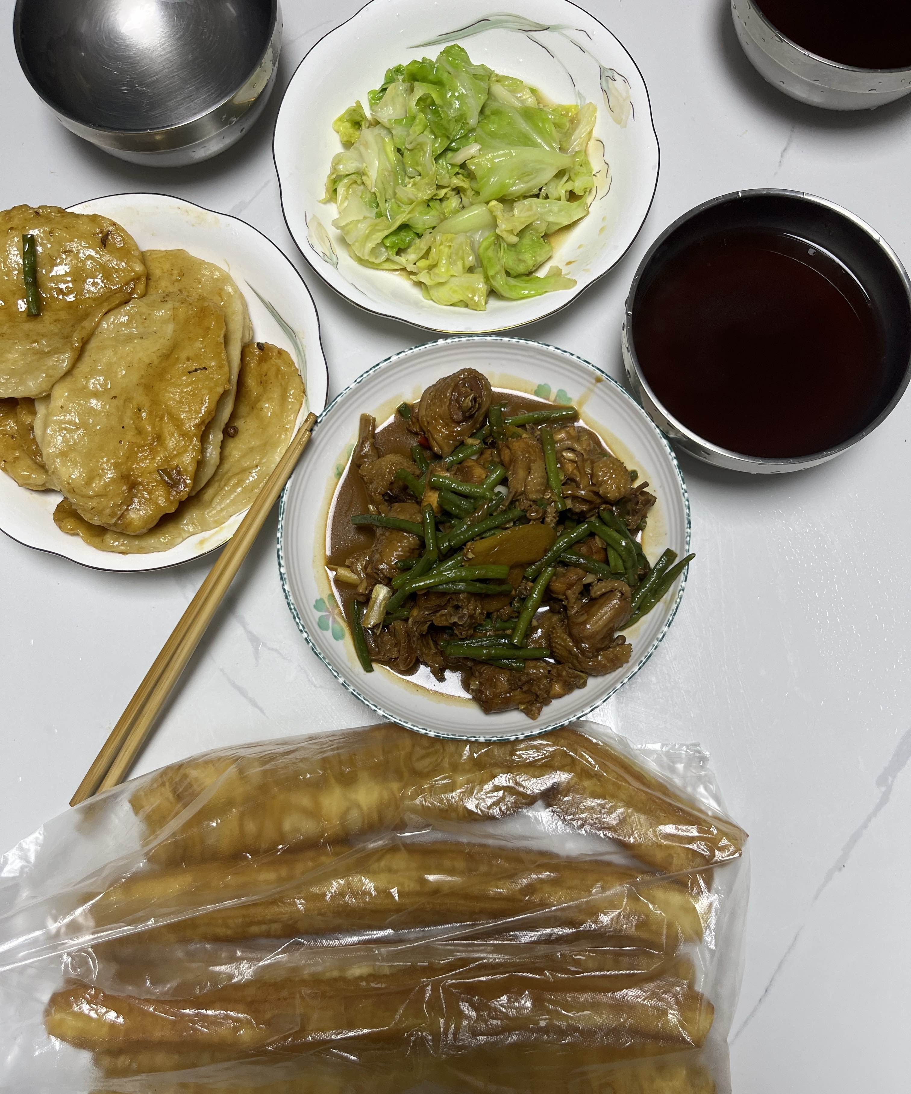老公发工资了，却一分没给我！
老公今天发了工资，
整整3600大洋，
立马给他安