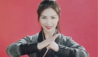 刘涛立于舞台中央，聚光灯下，她轻启歌喉，《女人花》的旋律便如暗夜中悄然流淌的月色