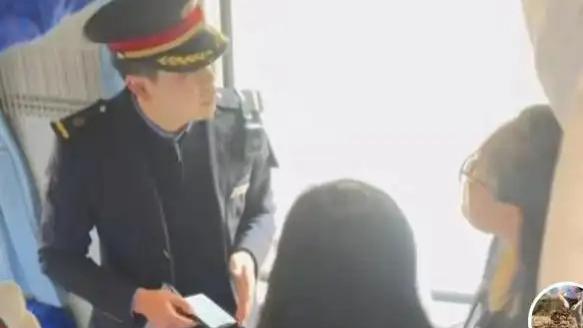 硬座女乘客赖卧铺不走，乘务员劝阻，乘警也没辙