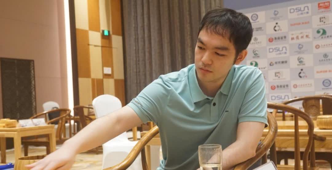 [狗头]爱弃子的李轩豪，又上演弃子名局。看似执白棋的李轩豪整个左上角弃掉被杀，但