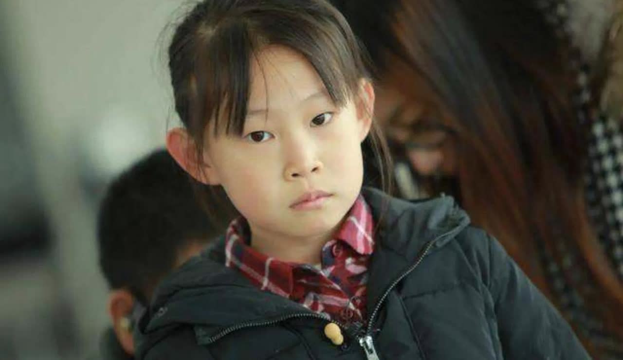 小沈阳的女儿沈佳润在上班途中，被路人围观，她向路人摆手回应。她长得更像妈妈一些，