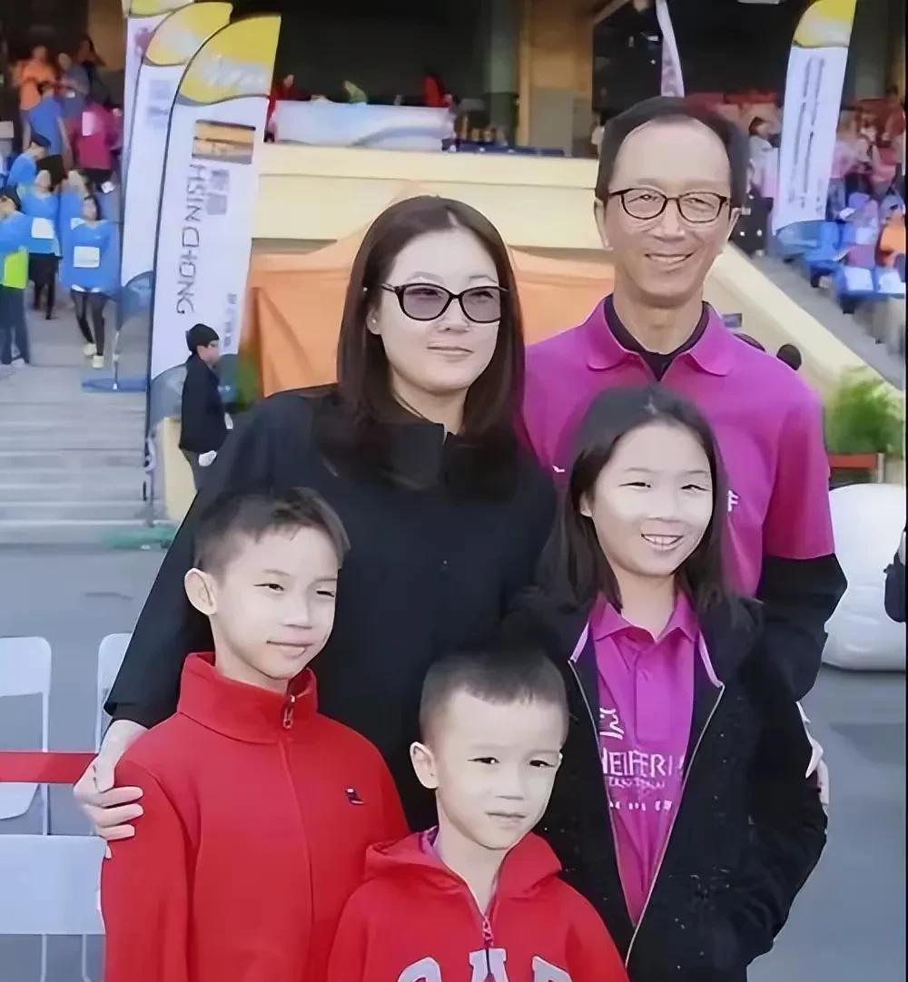 曾经的跳水冠军伏明霞，却不顾家人的反对和众人异样的眼光，坚持嫁给了与父母一般年纪