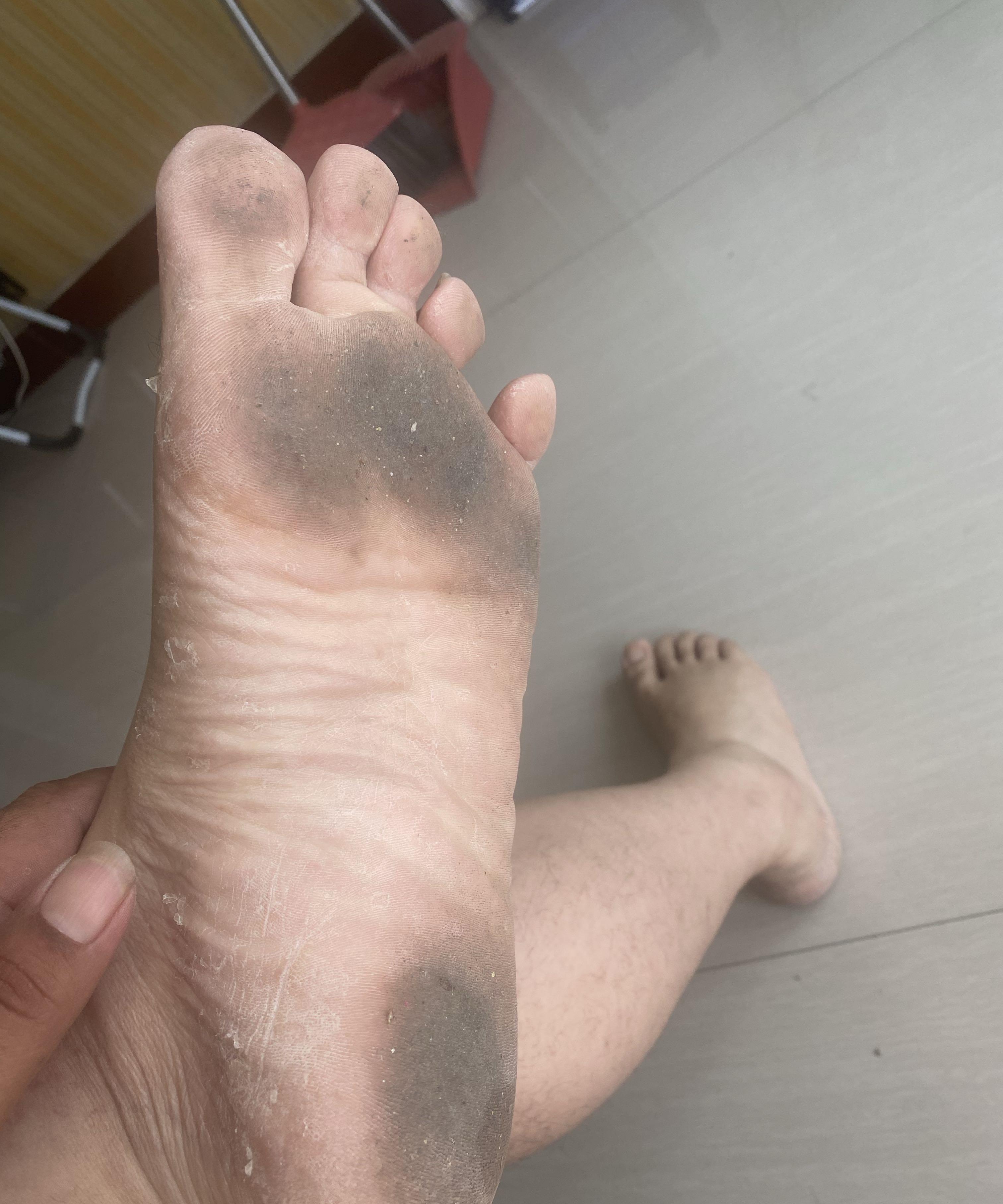 今天去朋友家做客，进屋非得让脱鞋袜，咱就想问一句，真的有必要吗