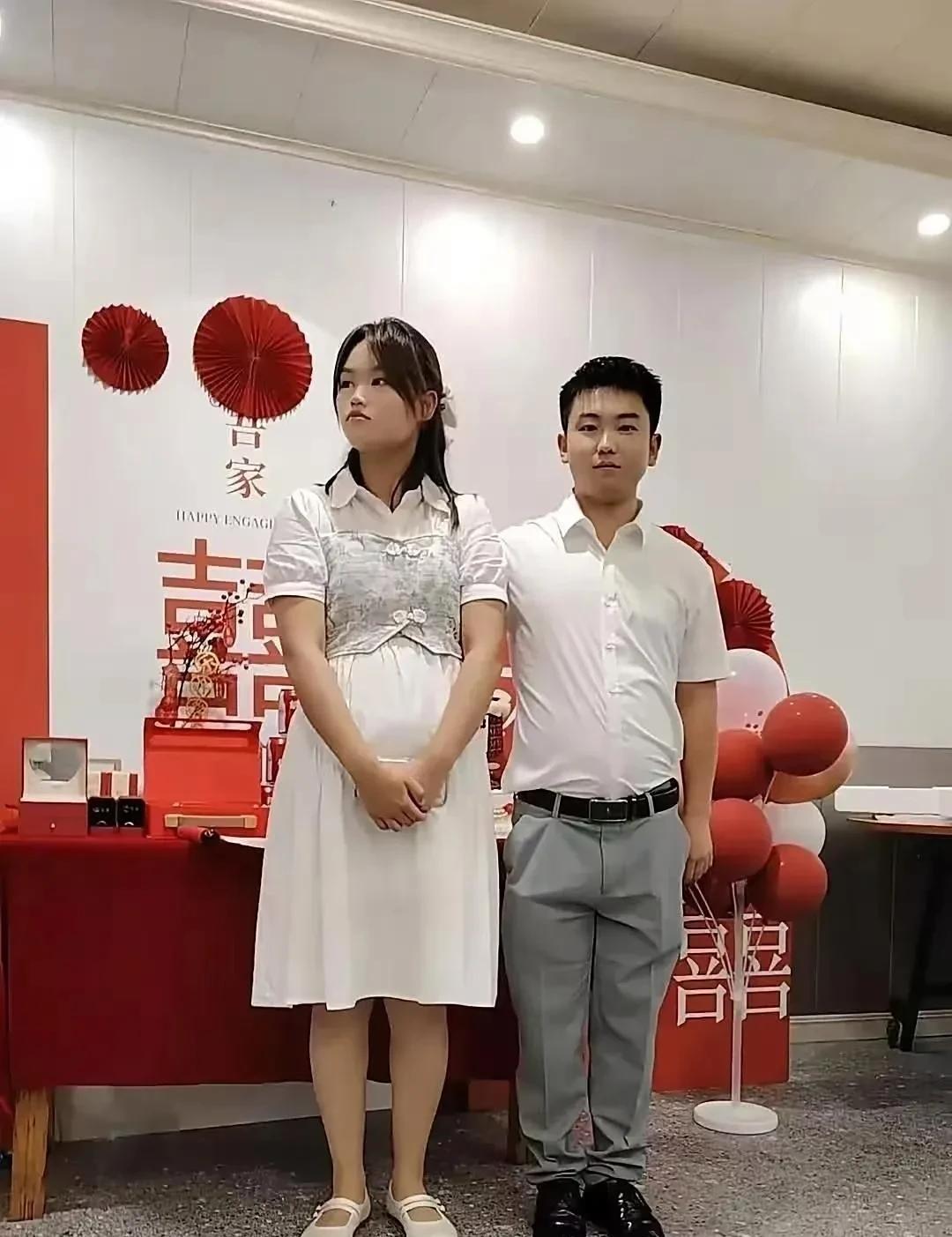 谁说女孩怀孕就不值钱了？
仔细看这订婚宴上的彩礼
整整十几万呢。
新郎长相也不错