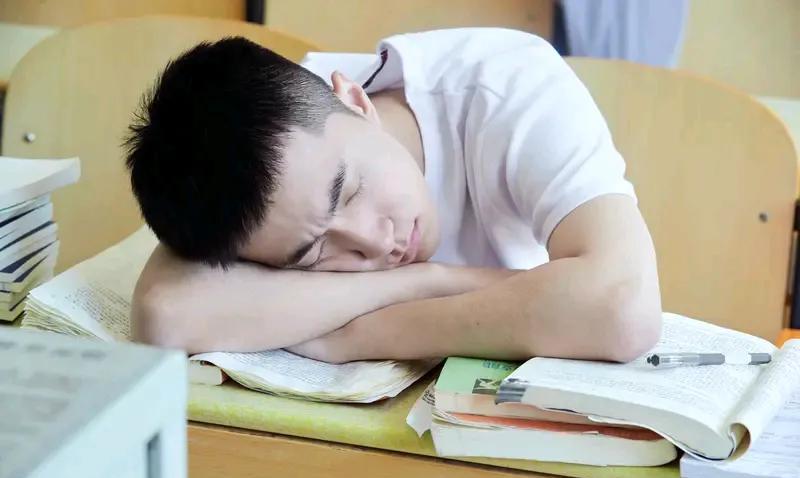 高考成绩陆续发榜，高考学子家长熬夜查分，孩子要想上好大学，还是以分数来论英雄，1