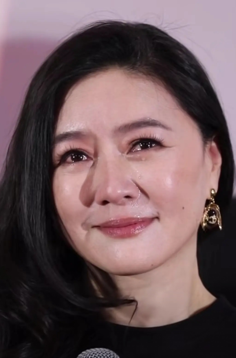 田海蓉首次执导电影《我的世界没有我》，在发布会现场，美丽的田海蓉潸然落泪。

这