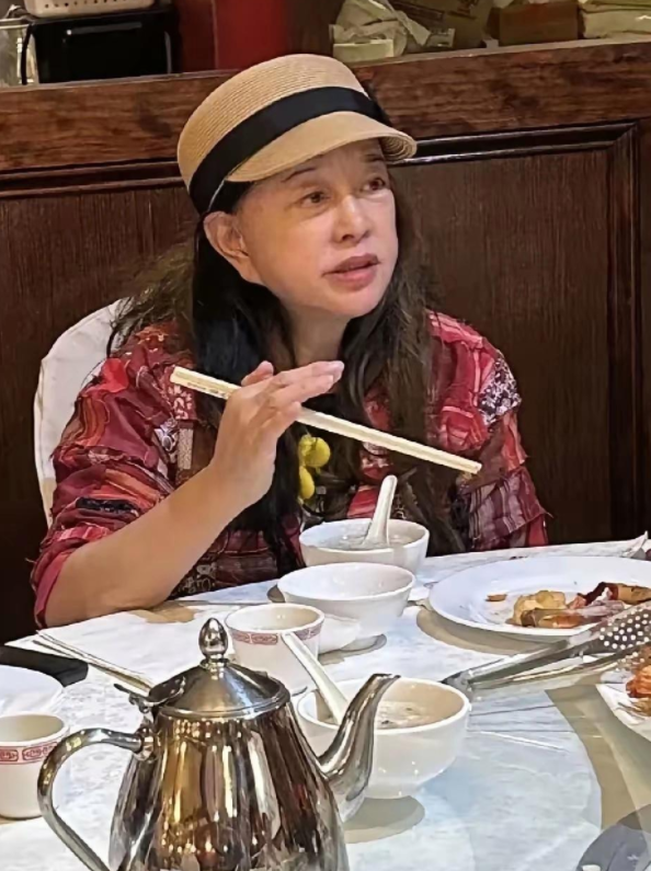 惊！刘晓庆素颜打破网上 “年轻漂亮” 传言