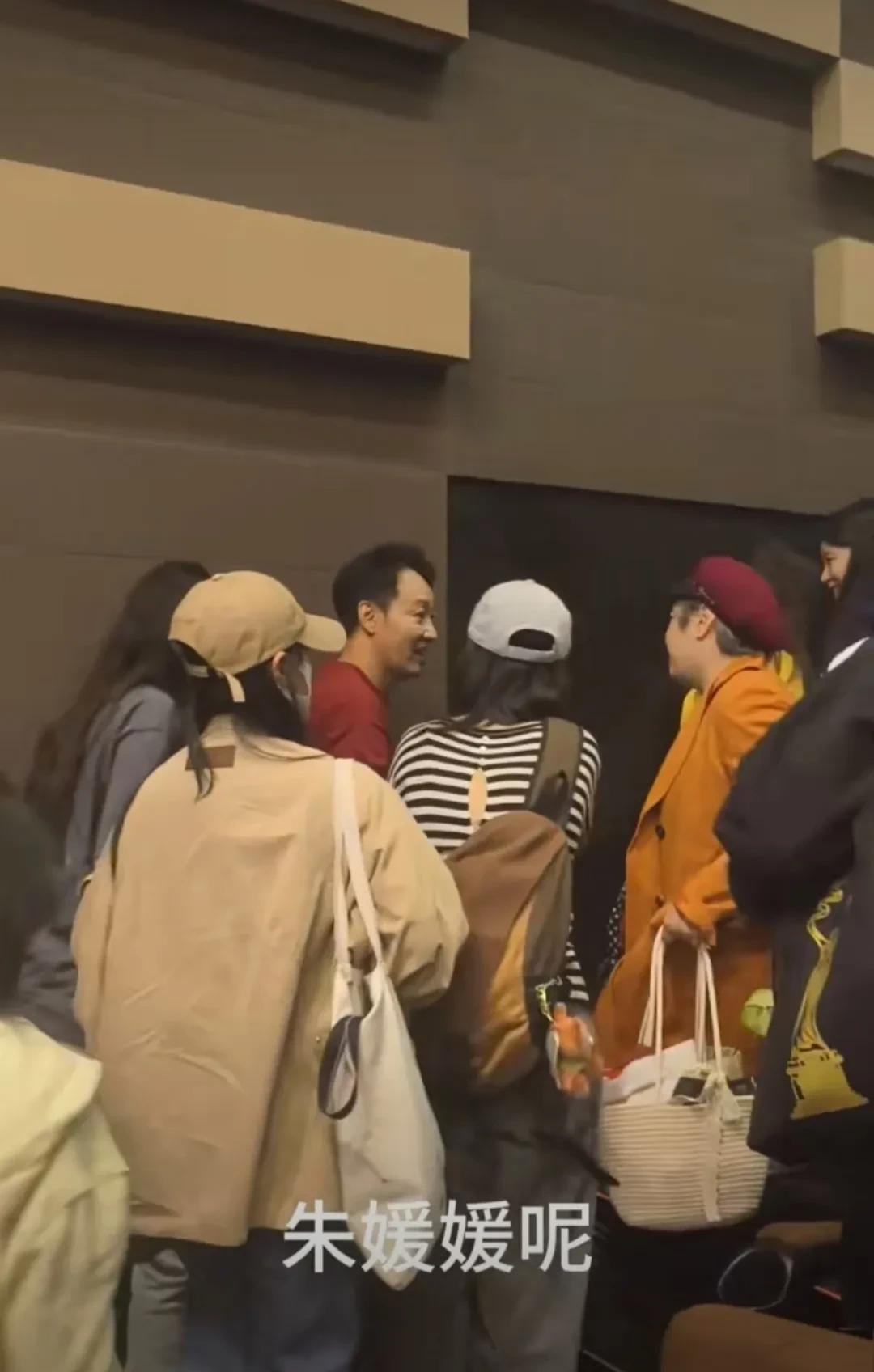 在上个月《大风杀》路演时，
有一个大妈问辛柏青：朱媛媛呢？
辛柏青停顿了几秒，