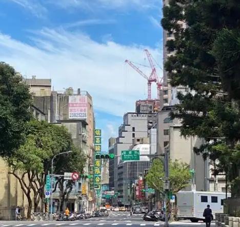 统一真的要来了？中央刚发的新信号，没提和平统一，也没讲一国两制，就八个字——推进