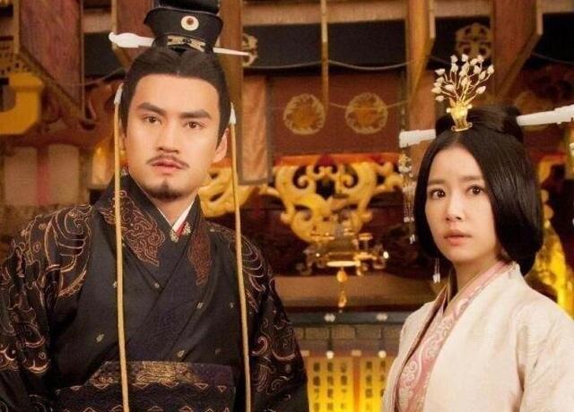 刘彊上表辞去太子之位，刘秀问：如何向天下交待？



建武二年六月，洛阳皇宫太极