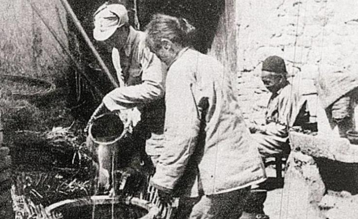 您说这小米粥能有多金贵？可1940年沂蒙山区的二十斤小米，那是能救命的‘金粒子’