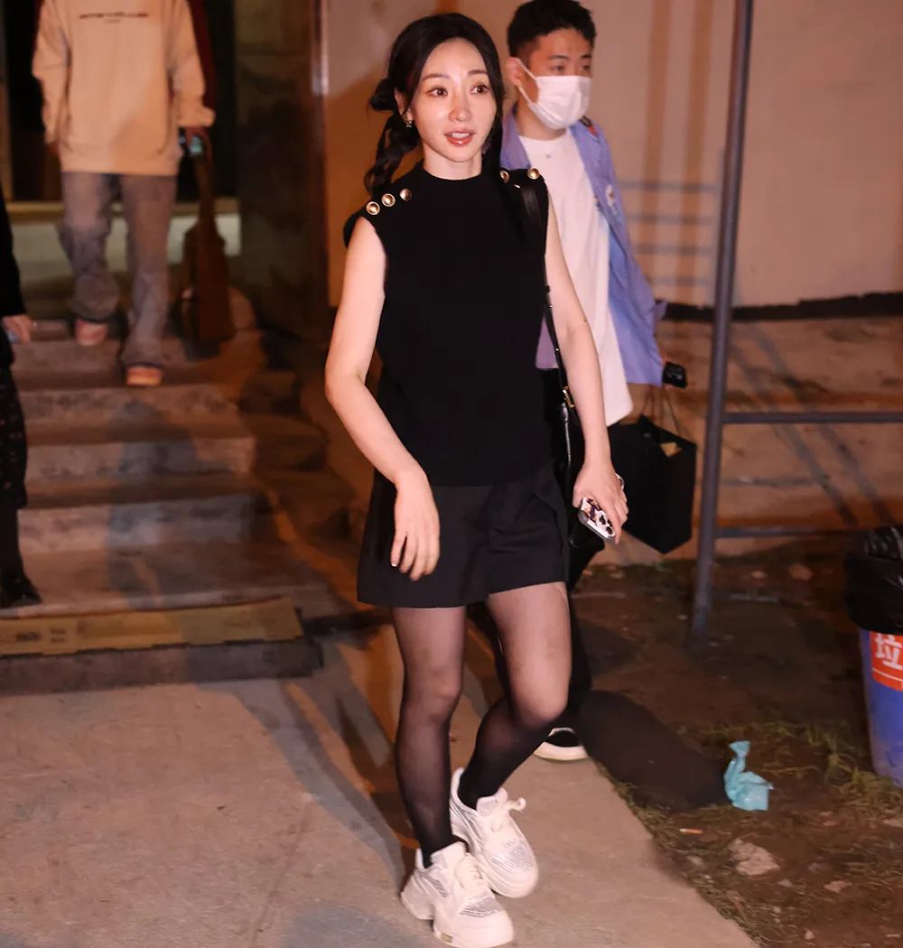 网友拍到柳岩的黑丝造型，其实柳岩很少穿黑丝，这或许是她想主动打破