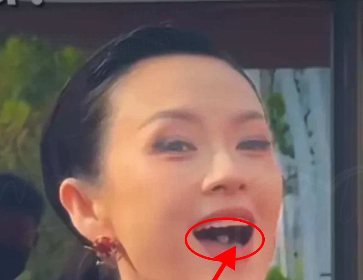 天呐，
原来娱乐圈化妆师朋友讲的那些事是真的！

瞧见章子怡嘴里含着薄荷糖
