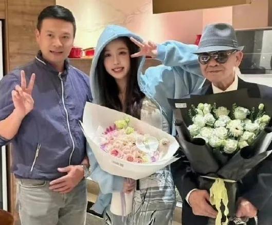 虞书欣的家庭成员
1、爷爷，虞锡元，现在是退休状态，不过年轻时，在新余钢铁集团工