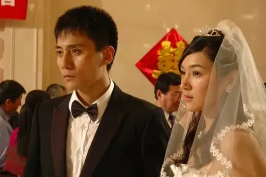    刚看完《我们生活的年代》这部连续剧，很多次是含着眼泪看完的。   现实有很