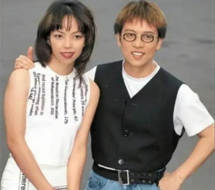 90年代，张雨生和张惠妹的一张留影，那时候的张惠妹青春靓丽，张雨生是她音乐之路上