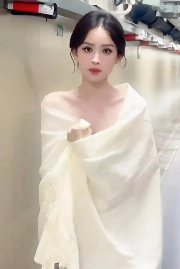 不得不说，
娜扎真是裹着床单都好看呀!
即便随手抓拍的高糊路透图，
也藏不住那张