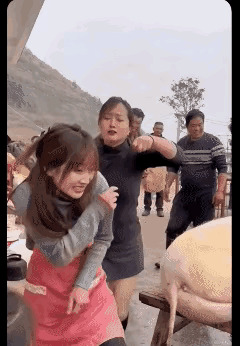 佩通坦出事了！总理职务暂停，咋回事？











啥？泰国总理佩通坦竟