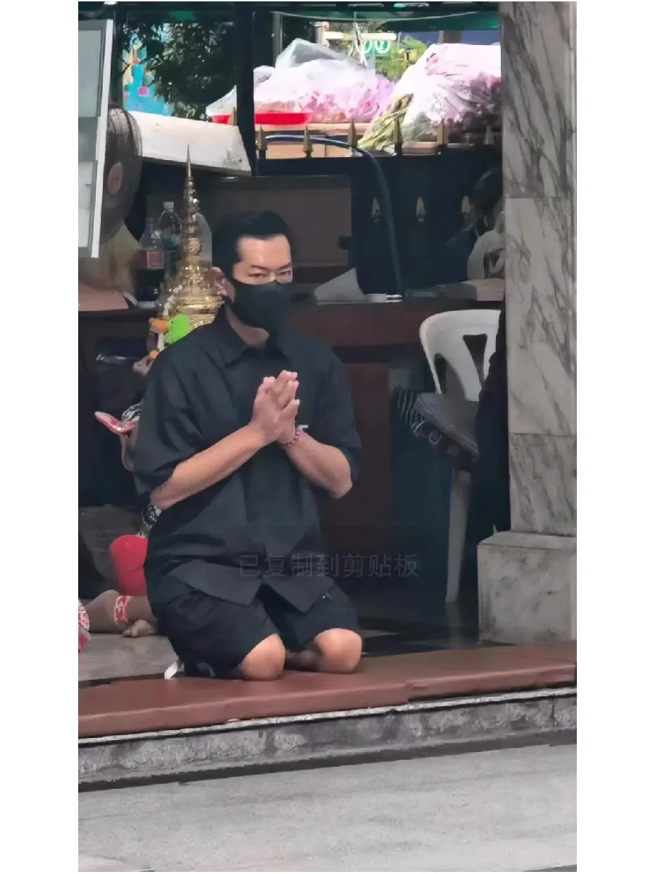影帝古天乐现身曼谷街头，在爱侣湾酒店前朝拜四面神。要知道泰国有些地方邪门的很，去